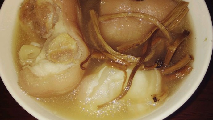 茶树菇猪蹄汤