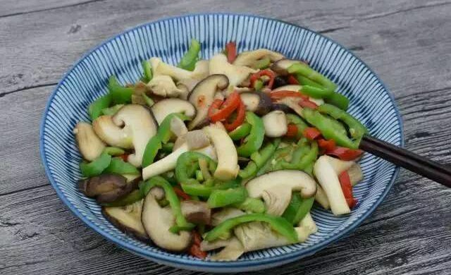 青红辣椒炒香菇