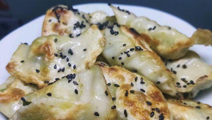 春天里怎少得了一盘茼蒿鸡蛋煎饺~~