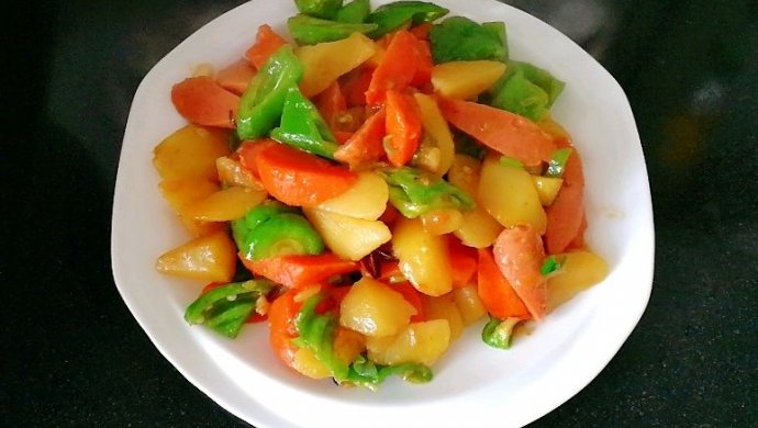 红烧土豆火腿肠红萝卜青椒