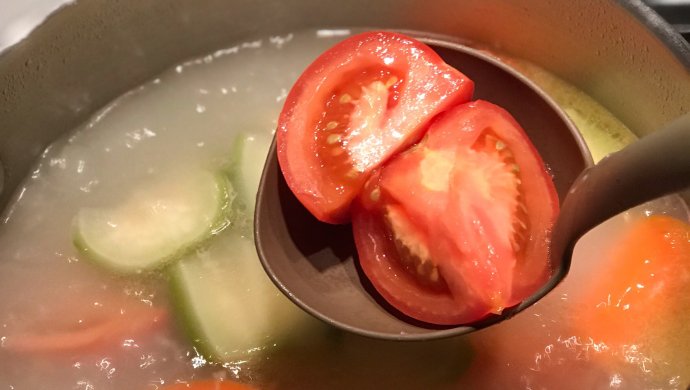 夏日消暑汤水-红萝卜土豆玉米排骨汤