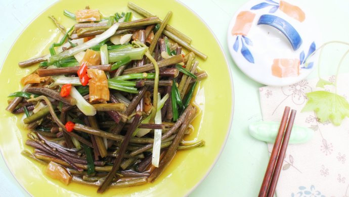 减脂美食，素炒野生蕨菜