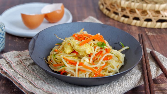 绿豆芽鸡蛋炒面