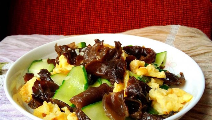 夏日小菜：黄瓜木耳炒鸡蛋