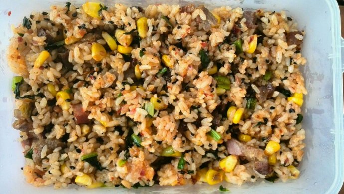 腊肉玉米莴笋叶炒饭
