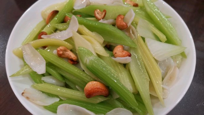 减脂餐:西芹百合炒腰果