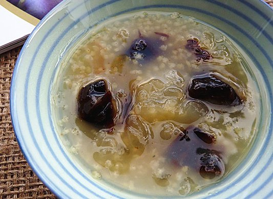 西梅小米银耳粥