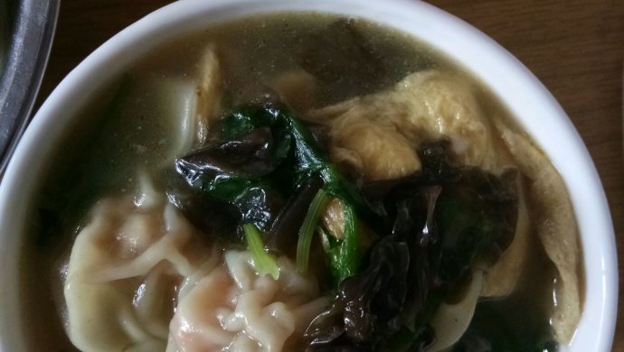 馄饨配西洋菜