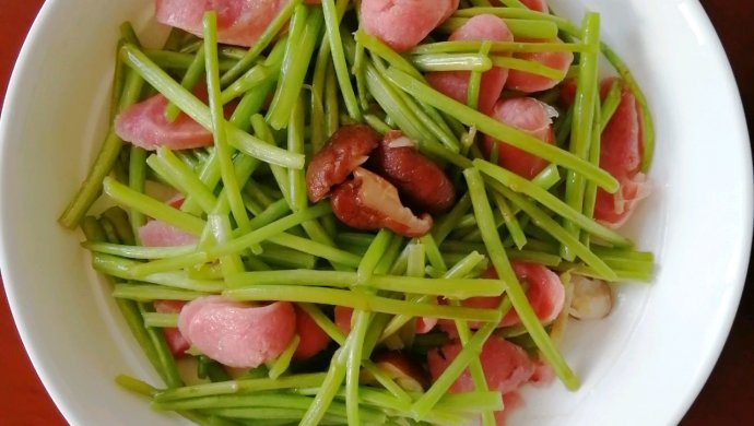 芦蒿香菇炒火腿肠