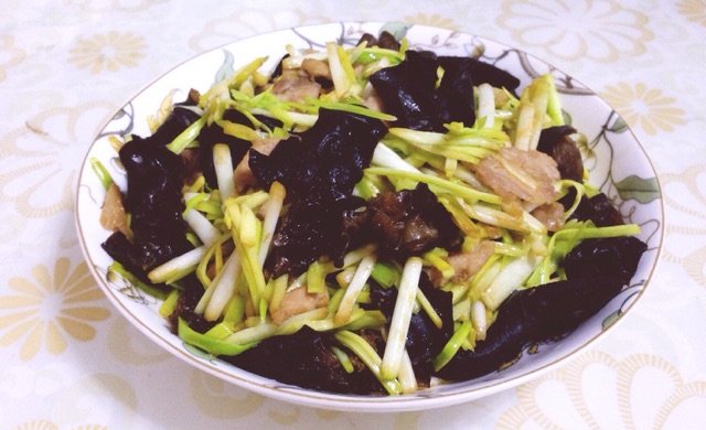 木耳蒜黄炒肉
