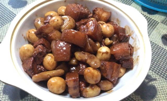 鹌鹑蛋菱角红烧肉