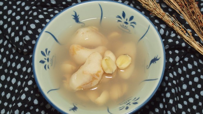 香气甚是好闻的菱角莲子糖水