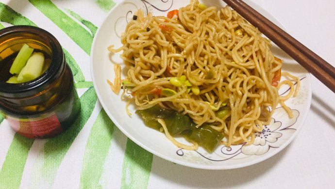 黄豆芽蒸面条