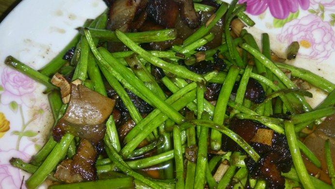 藜蒿炒五香腊肉