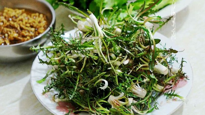 蒲公英蘸酱菜