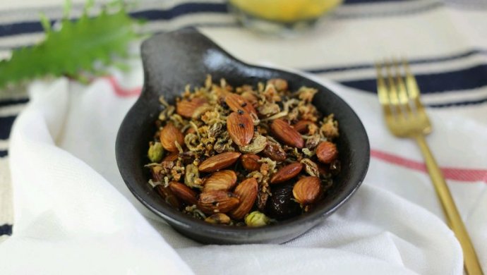 小鱼干炒坚果。