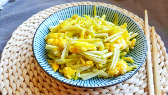 蒜黄这样做比总肉炒还好吃：简单快手家常菜：鸡蛋炒蒜苗