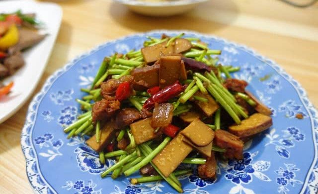 川味辣肠炒藜蒿鸡蛋干