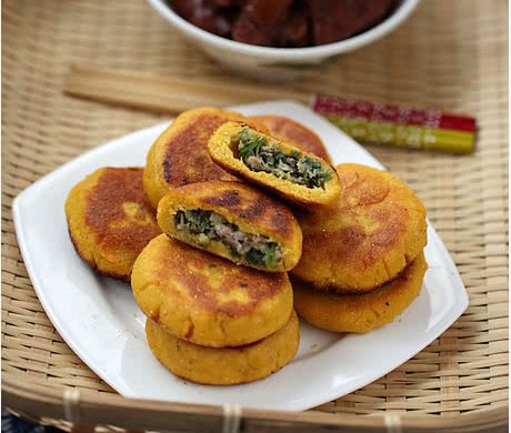 苦苣香菇玉米面贴饼子