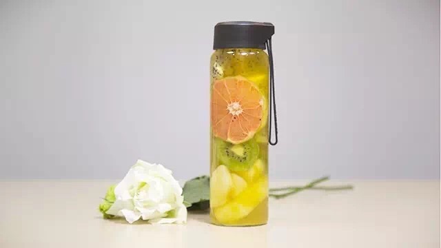 自制轻润水果茶――排毒养颜，夏日必备。