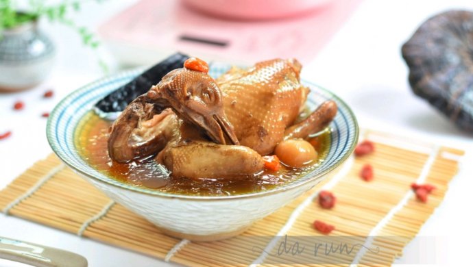 抗衰老灵芝桂圆鸽子汤