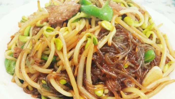 五花肉黄豆芽青椒炒粉条