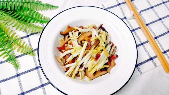 香蘑蒜黄炒腊肠