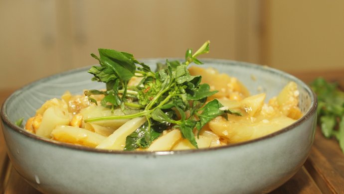 潮汕的豆酱茄子煲，只用了一味酱料就可以成为经典
