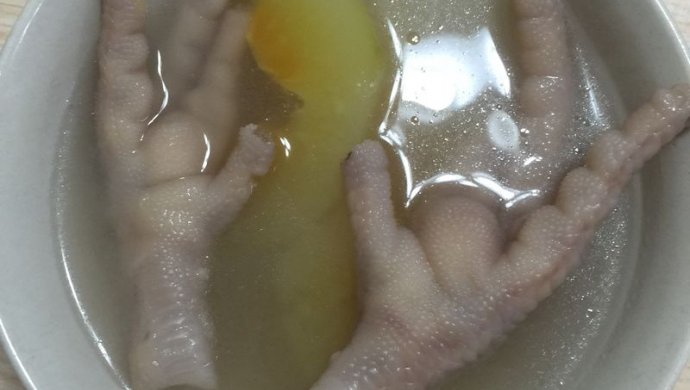 青木瓜花生鸡爪汤