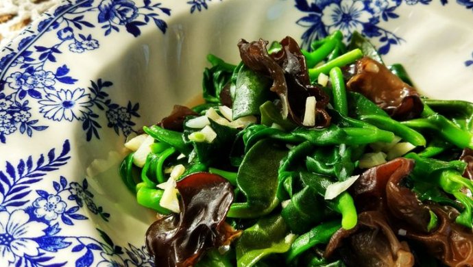 药食同补―清热解毒―蒜蓉木耳炒穿心莲