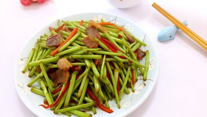 寻找春天的味道《藜蒿炒腊肉》