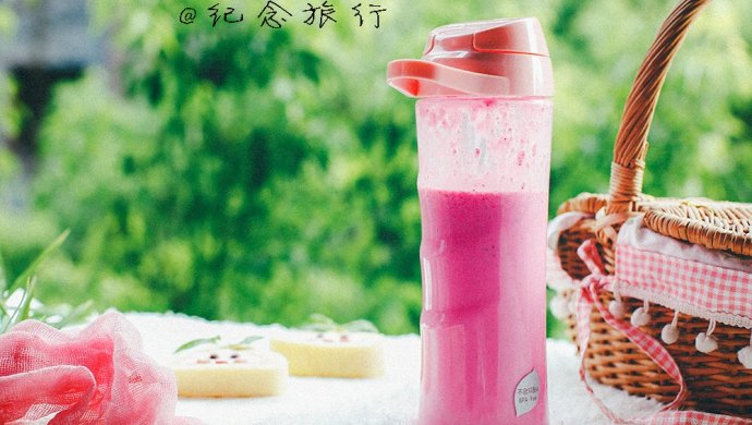喝了会变美的牛奶火龙果汁