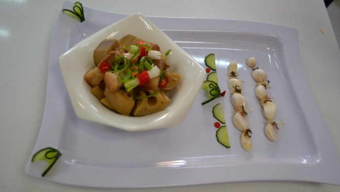 猪肉煲莲藕