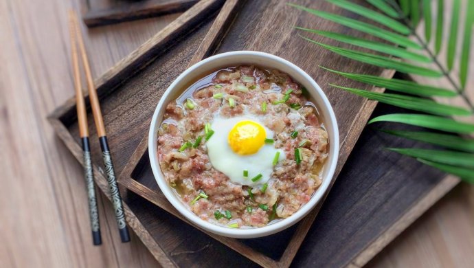 窝蛋榨菜蒸肉饼