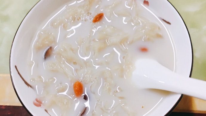 红枣枸杞银耳牛奶羹
